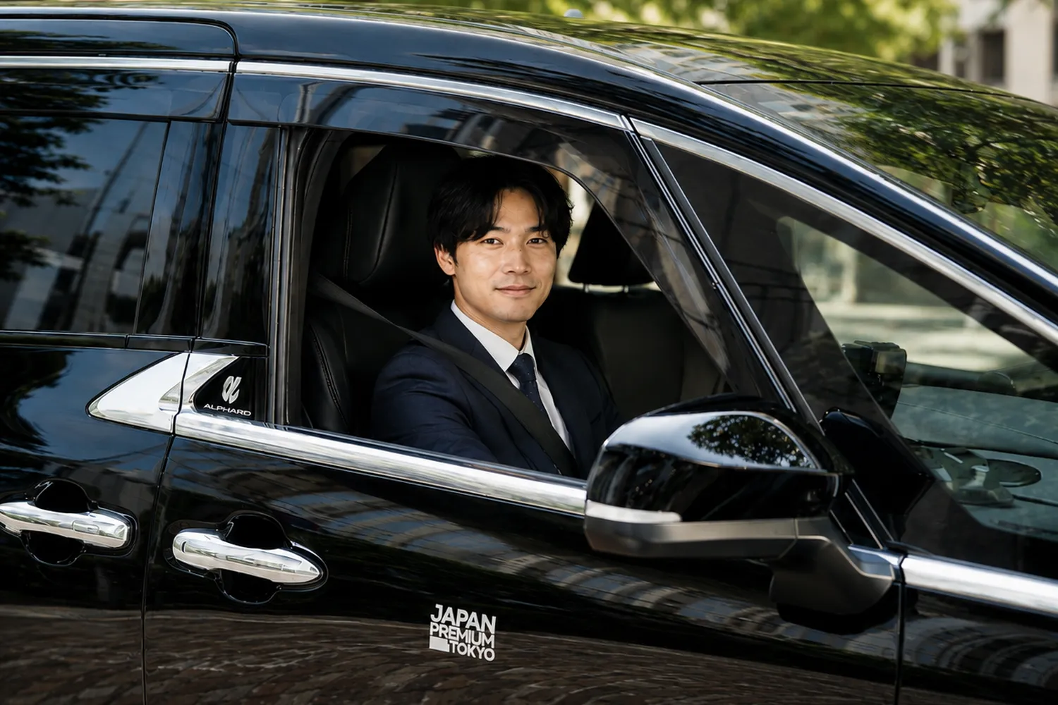 黒いハイヤーを運転するドライバー