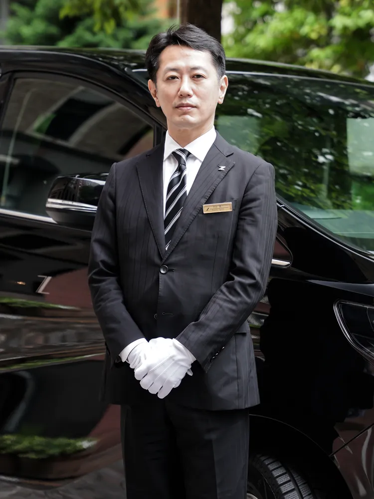 ハイヤー車両の前に立つスタッフ